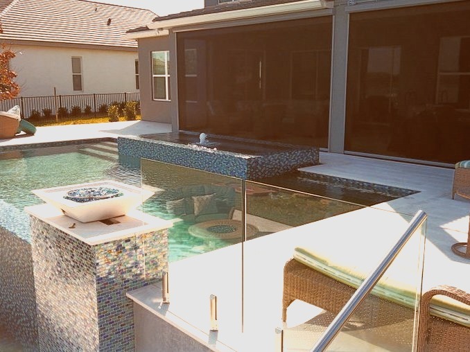 Huge minimalist backyard custom-shaped infinity pool house photo